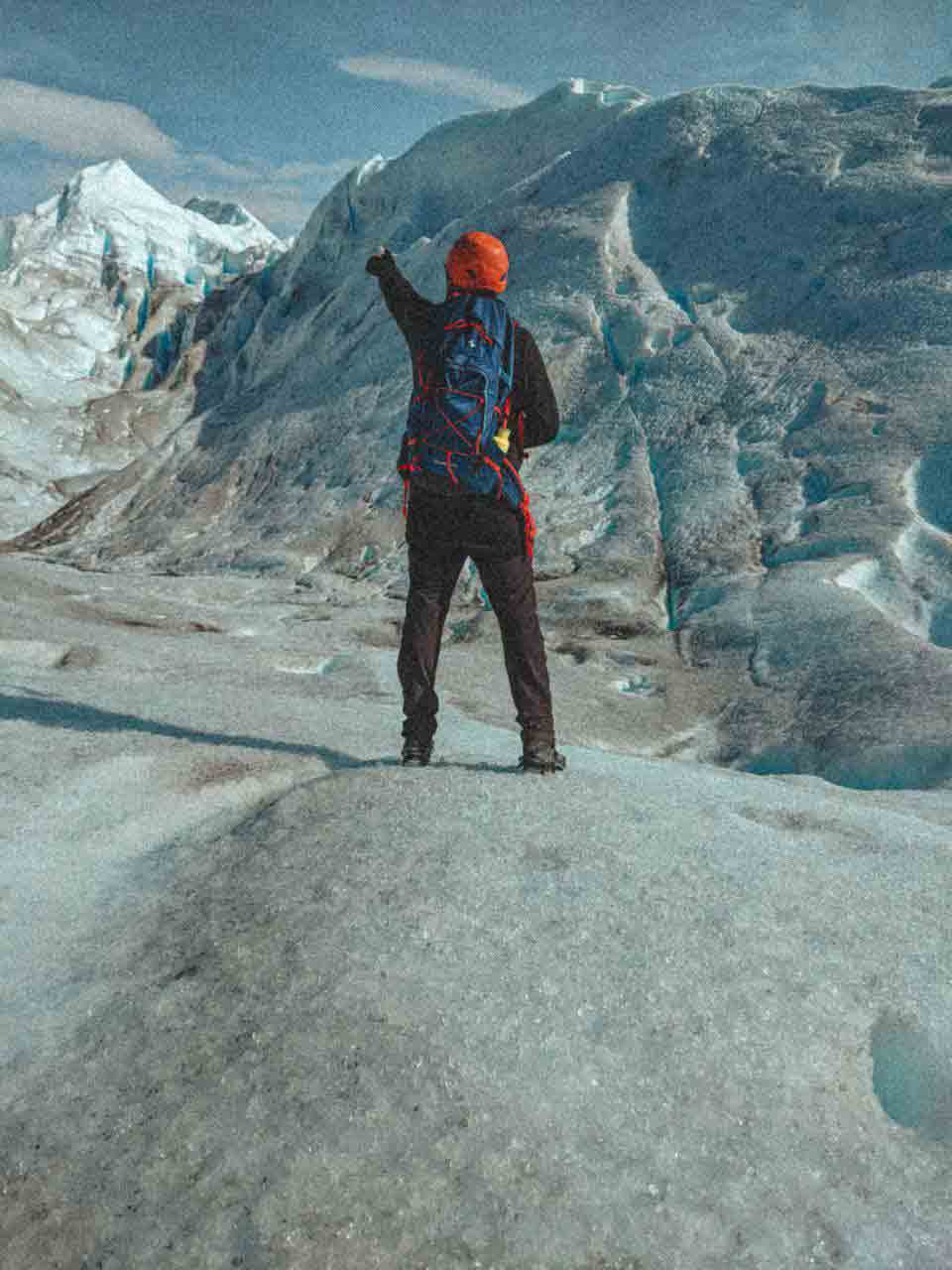 Abraham-con-casco-naranja-arriba-de-un-glaciar